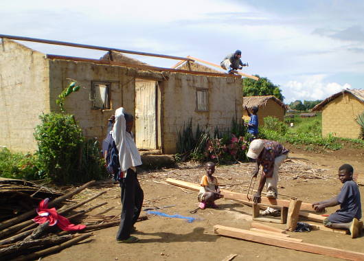 Nowe dachy dla rodzin w Garoua Boulai Nowe dachy dla rodzin w Garoua Boulai