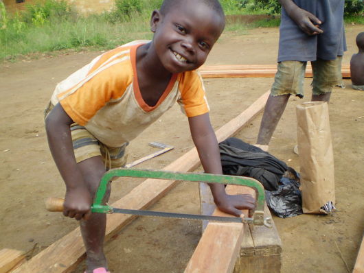 Nowe dachy dla rodzin w Garoua Boulai Nowe dachy dla rodzin w Garoua Boulai