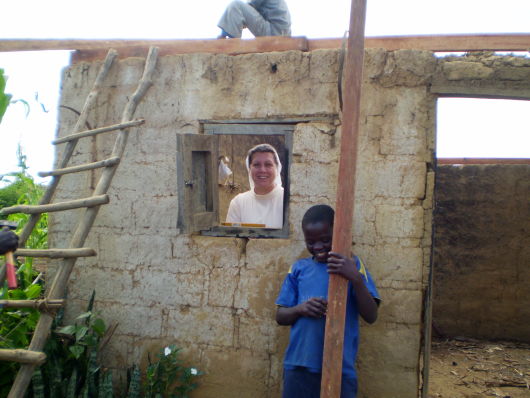 Nowe dachy dla rodzin w Garoua Boulai Nowe dachy dla rodzin w Garoua Boulai