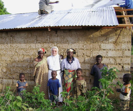 Nowe dachy dla rodzin w Garoua Boulai Nowe dachy dla rodzin w Garoua Boulai