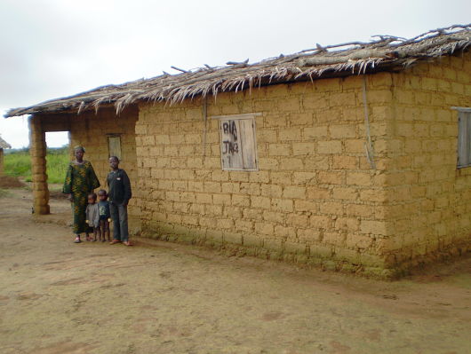 Nowe dachy dla rodzin w Garoua Boulai Nowe dachy dla rodzin w Garoua Boulai