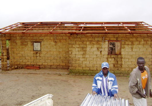 Nowe dachy dla rodzin w Garoua Boulai Nowe dachy dla rodzin w Garoua Boulai