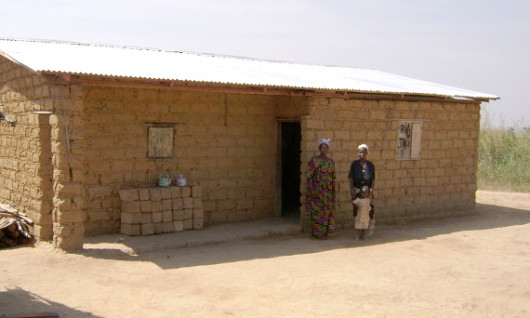 Nowe dachy dla rodzin w Garoua Boulai Nowe dachy dla rodzin w Garoua Boulai