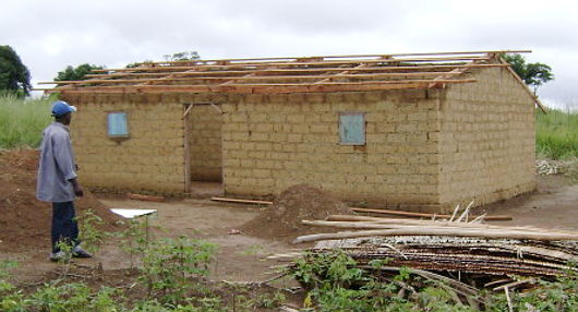 Nowe dachy dla rodzin w Garoua Boulai Nowe dachy dla rodzin w Garoua Boulai