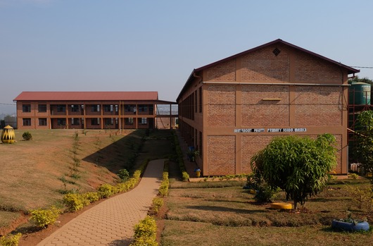 Oba budynki szkoły w Masaka w Rwandzie Oba budynki szkoły w Masaka w Rwandzie