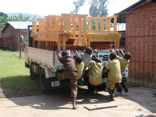 Nowe ławki dla szkoły w Nyakinamie Nowe ławki dla szkoły w Nyakinamie