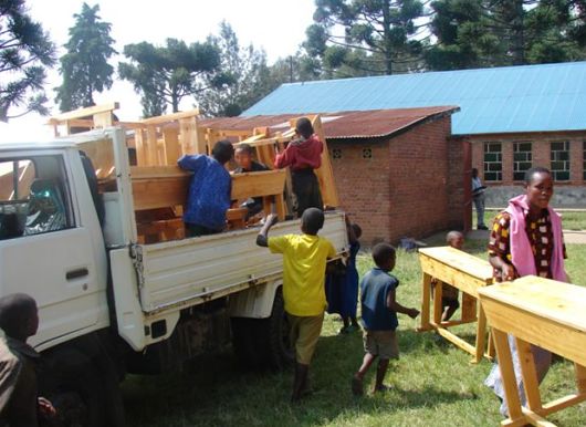 Nowe ławki dla szkoły w Nyakinamie Nowe ławki dla szkoły w Nyakinamie