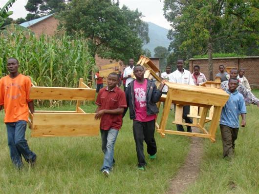 Nowe ławki dla szkoły w Nyakinamie Nowe ławki dla szkoły w Nyakinamie