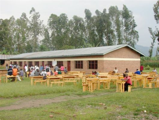 Nowe ławki dla szkoły w Nyakinamie Nowe ławki dla szkoły w Nyakinamie