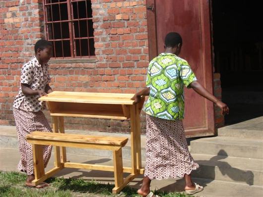 Nowe ławki dla szkoły w Nyakinamie Nowe ławki dla szkoły w Nyakinamie