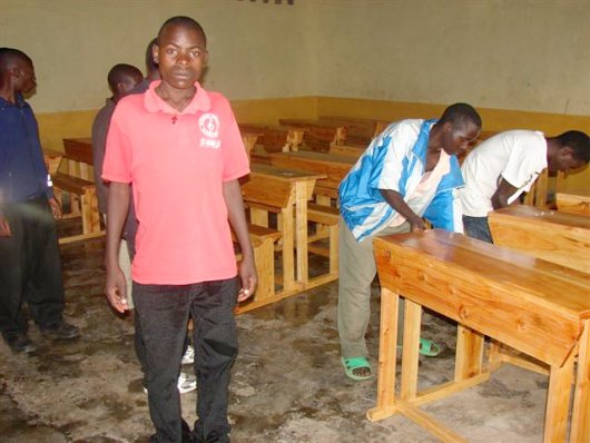Nowe ławki dla szkoły w Nyakinamie Nowe ławki dla szkoły w Nyakinamie