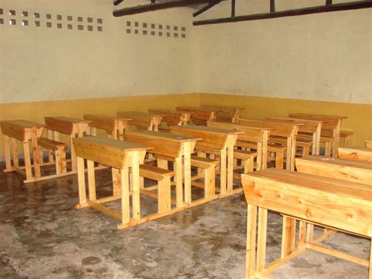 Nowe ławki dla szkoły w Nyakinamie Nowe ławki dla szkoły w Nyakinamie