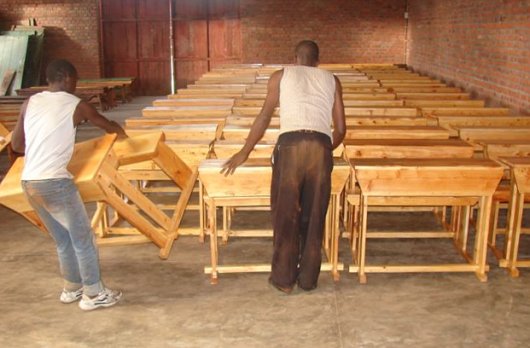 Nowe ławki dla szkoły w Nyakinamie Nowe ławki dla szkoły w Nyakinamie