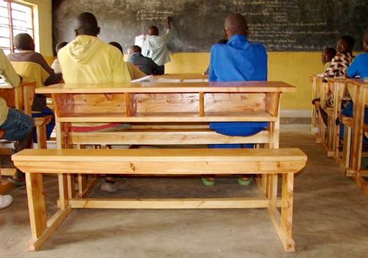 Nowe ławki dla szkoły w Nyakinamie Nowe ławki dla szkoły w Nyakinamie
