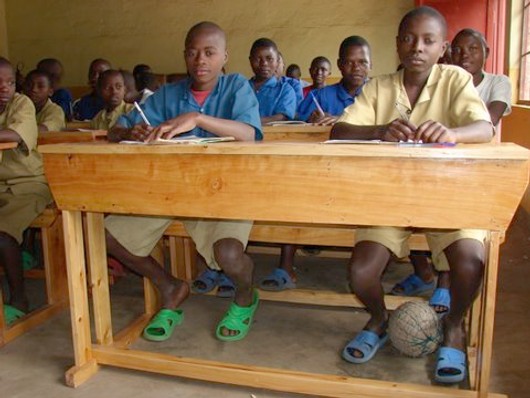 Nowe ławki dla szkoły w Nyakinamie Nowe ławki dla szkoły w Nyakinamie