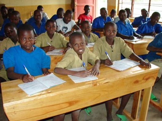 Nowe ławki dla szkoły w Nyakinamie Nowe ławki dla szkoły w Nyakinamie