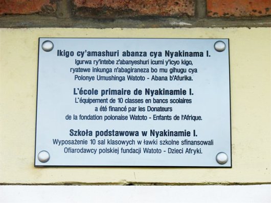 Nowe ławki dla szkoły w Nyakinamie Nowe ławki dla szkoły w Nyakinamie