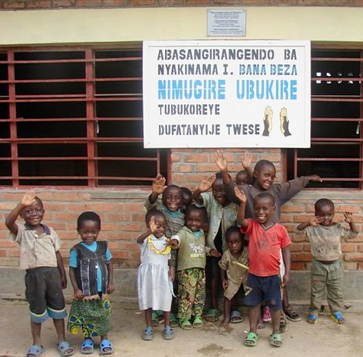 Nowe ławki dla szkoły w Nyakinamie Nowe ławki dla szkoły w Nyakinamie