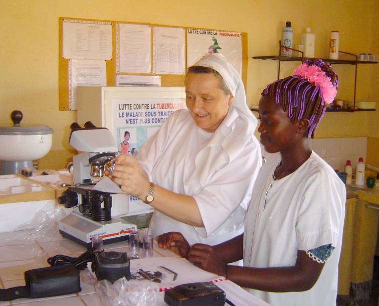 [zdjęcie mikroskopu w ośrodku zdrowia]