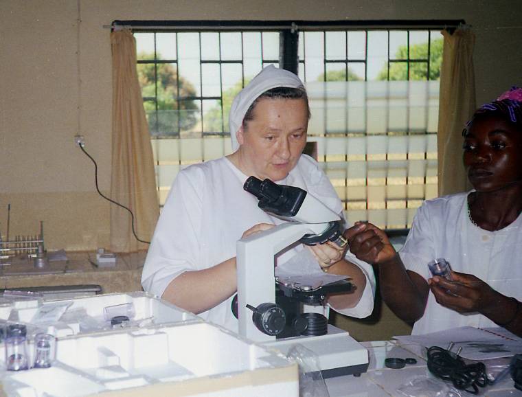 [zdjęcie mikroskopu w ośrodku zdrowia]