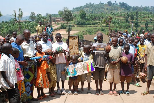 Uroczystość zawarcia „braterstwa szkół” między Szkołą Podstawową w Nyarushishi a Szkołą Podstawową nr 2 w Łańcucie Uroczystość zawarcia „braterstwa szkół” między Szkołą Podstawową w Nyarushishi a Szkołą Podstawową nr 2 w Łańcucie