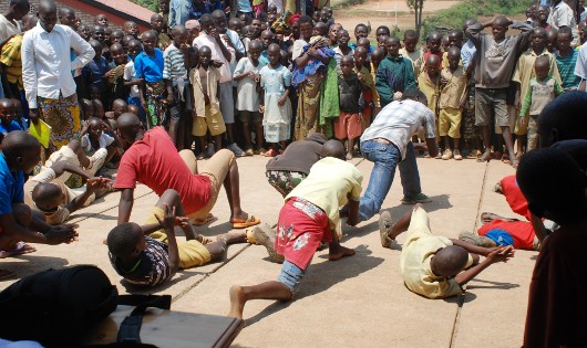 Uroczystość zawarcia „braterstwa szkół” między Szkołą Podstawową w Nyarushishi a Szkołą Podstawową nr 2 w Łańcucie Uroczystość zawarcia „braterstwa szkół” między Szkołą Podstawową w Nyarushishi a Szkołą Podstawową nr 2 w Łańcucie