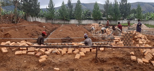 Budowa porodówki w Nyabwina w Ugandzie Budowa porodówki w Nyabwina w Ugandzie