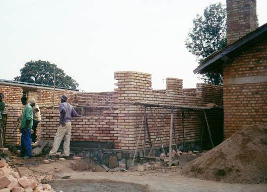 [zdjęcie budowy szpitala w&nbsp;Rwandzie]